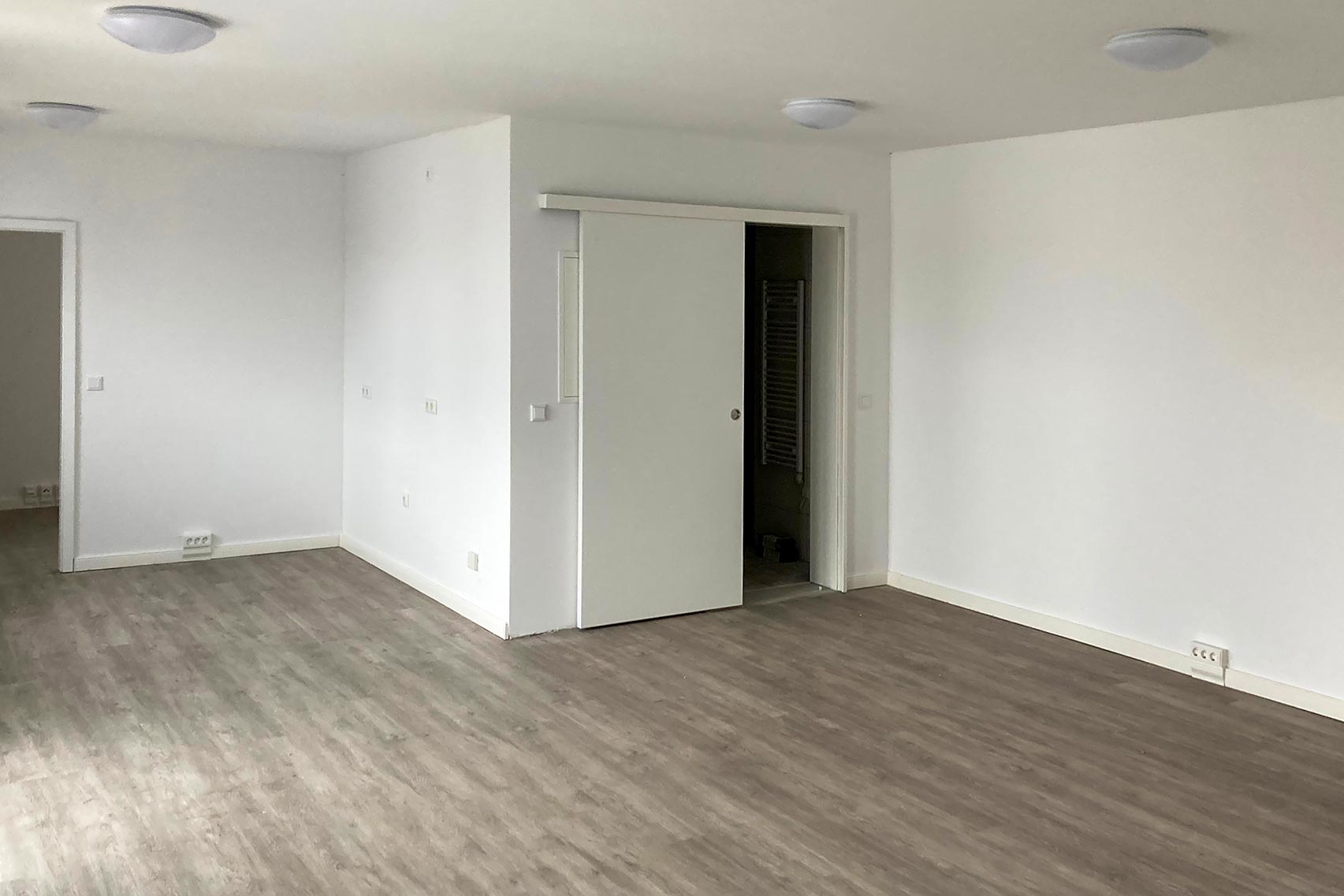 großzügige Zimmer mit neuem pflegeleichten Fußboden